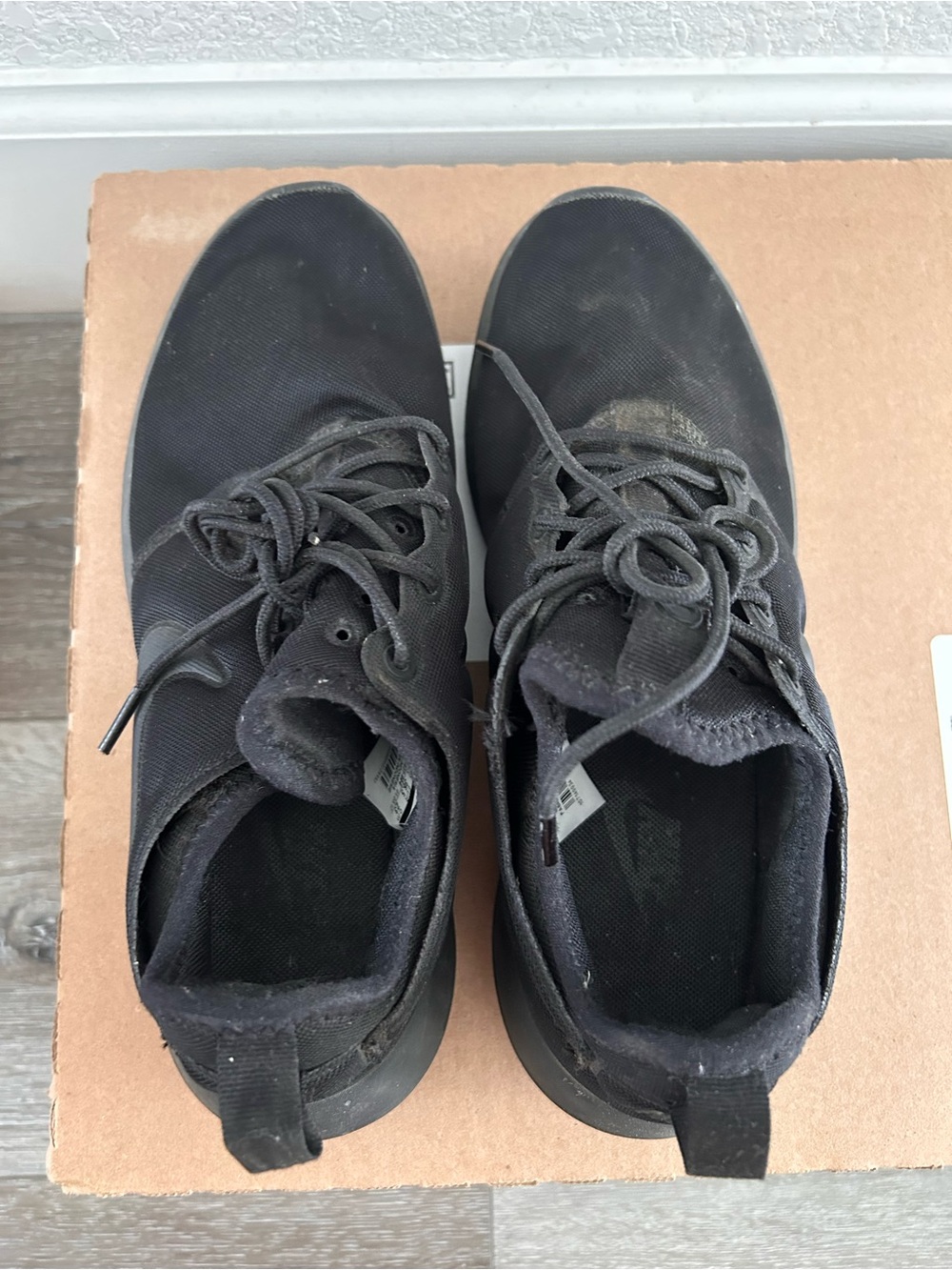 Nike women’s Black Low-Top Lace-Up Sneakers